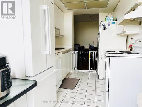 2001 - 30 Malta Avenue, Brampton, ON - Indoor Photo Showing Kitchen