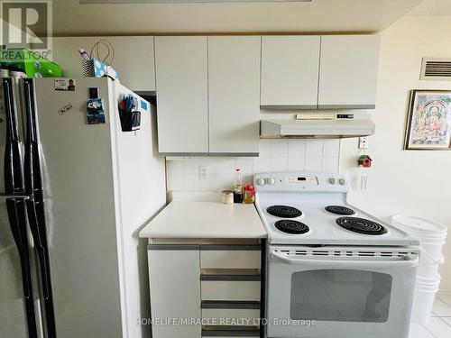 2001 - 30 Malta Avenue, Brampton, ON - Indoor Photo Showing Kitchen