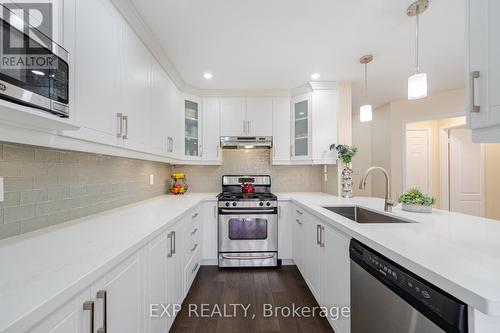 5866 Blue Spruce Avenue, Burlington, ON - Indoor Photo Showing Kitchen With Upgraded Kitchen