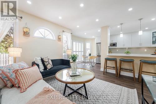 5866 Blue Spruce Avenue, Burlington, ON - Indoor Photo Showing Living Room