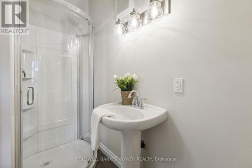127 Mamelon Street, London, ON - Indoor Photo Showing Bathroom