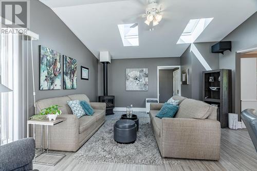 247 Delta Place, London, ON - Indoor Photo Showing Living Room