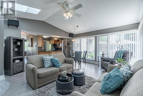 247 Delta Place, London, ON - Indoor Photo Showing Living Room