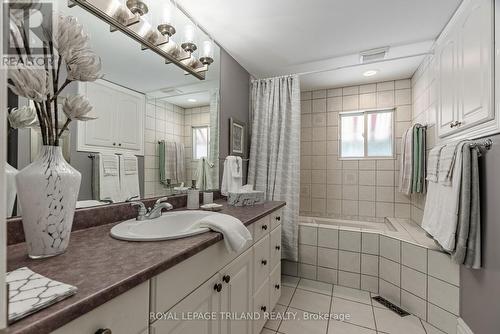 247 Delta Place, London, ON - Indoor Photo Showing Bathroom