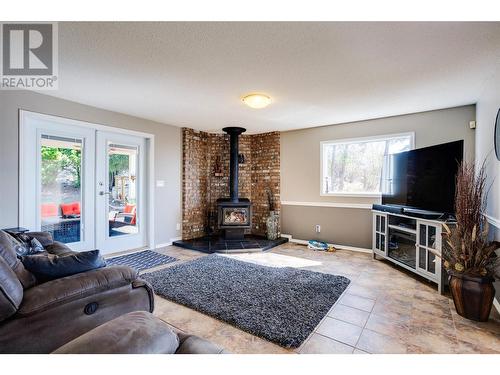 1175 Toovey Road, Kelowna, BC - Indoor Photo Showing Living Room With Fireplace