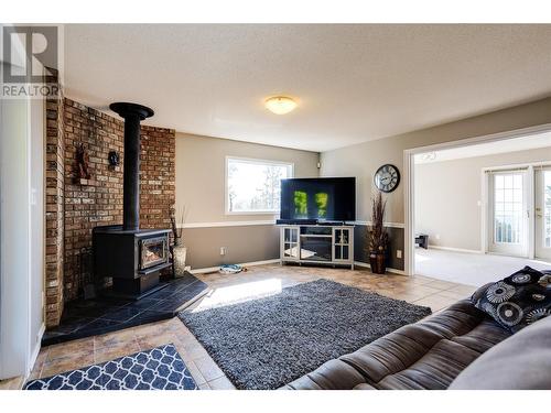 1175 Toovey Road, Kelowna, BC - Indoor Photo Showing Living Room With Fireplace