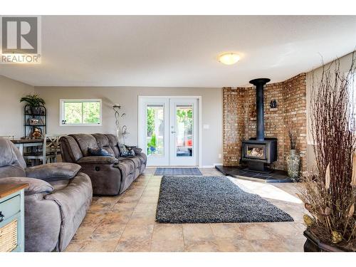 1175 Toovey Road, Kelowna, BC - Indoor Photo Showing Living Room With Fireplace