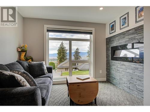 1175 Toovey Road, Kelowna, BC - Indoor Photo Showing Living Room With Fireplace