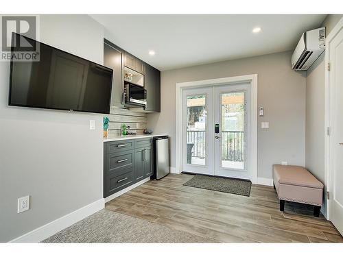 1175 Toovey Road, Kelowna, BC - Indoor Photo Showing Kitchen