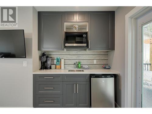 1175 Toovey Road, Kelowna, BC - Indoor Photo Showing Kitchen