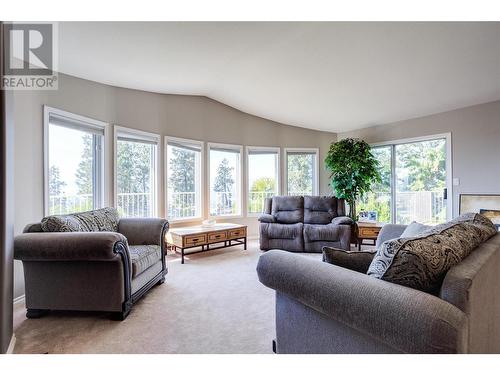 1175 Toovey Road, Kelowna, BC - Indoor Photo Showing Living Room