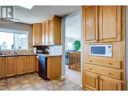 1175 Toovey Road, Kelowna, BC - Indoor Photo Showing Kitchen