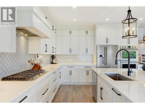 1628 Carnegie Street, Kelowna, BC - Indoor Photo Showing Kitchen With Upgraded Kitchen