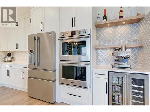 1628 Carnegie Street, Kelowna, BC - Indoor Photo Showing Kitchen With Upgraded Kitchen