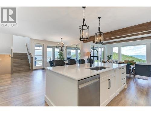 1628 Carnegie Street, Kelowna, BC - Indoor Photo Showing Kitchen With Upgraded Kitchen