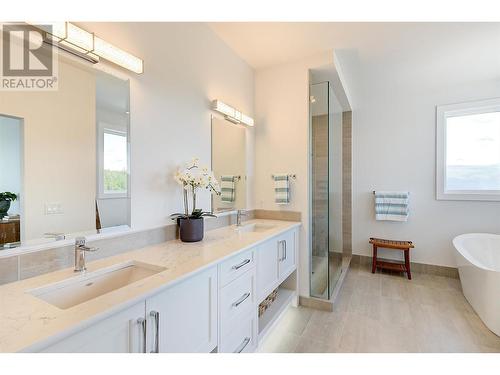 1628 Carnegie Street, Kelowna, BC - Indoor Photo Showing Bathroom