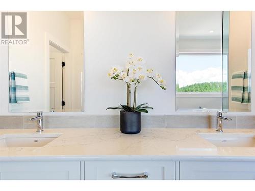 1628 Carnegie Street, Kelowna, BC - Indoor Photo Showing Bathroom