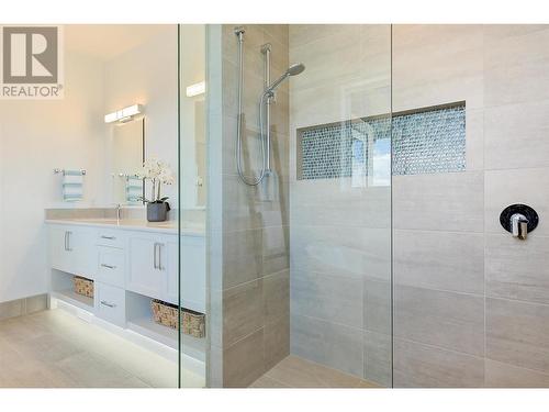 1628 Carnegie Street, Kelowna, BC - Indoor Photo Showing Bathroom