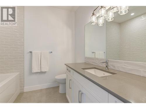 1628 Carnegie Street, Kelowna, BC - Indoor Photo Showing Bathroom