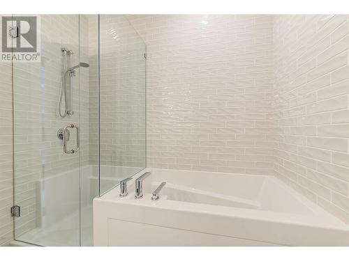 1628 Carnegie Street, Kelowna, BC - Indoor Photo Showing Bathroom