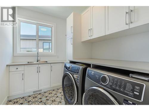 1628 Carnegie Street, Kelowna, BC - Indoor Photo Showing Laundry Room