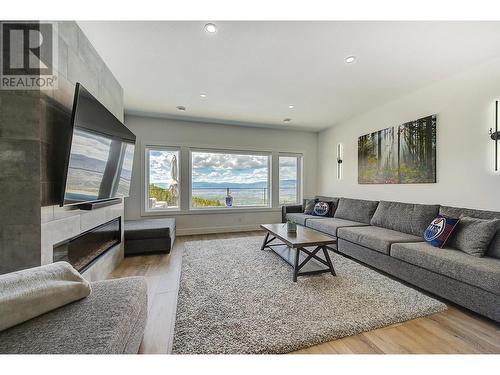 1628 Carnegie Street, Kelowna, BC - Indoor Photo Showing Living Room