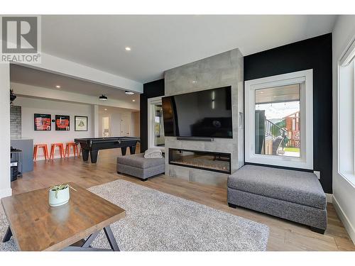 1628 Carnegie Street, Kelowna, BC - Indoor Photo Showing Living Room