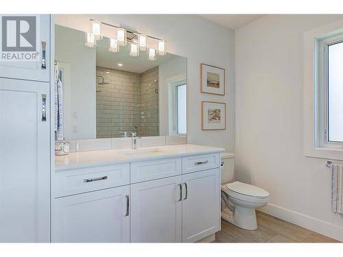 1628 Carnegie Street, Kelowna, BC - Indoor Photo Showing Bathroom