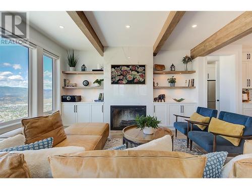 1628 Carnegie Street, Kelowna, BC - Indoor Photo Showing Living Room