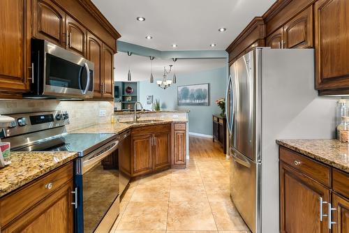 7-1645 Ufton Court, Kelowna, BC - Indoor Photo Showing Kitchen With Stainless Steel Kitchen With Double Sink