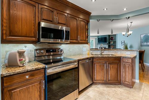 7-1645 Ufton Court, Kelowna, BC - Indoor Photo Showing Kitchen With Double Sink