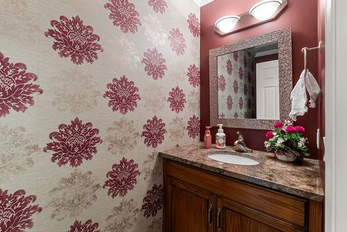 7-1645 Ufton Court, Kelowna, BC - Indoor Photo Showing Bathroom