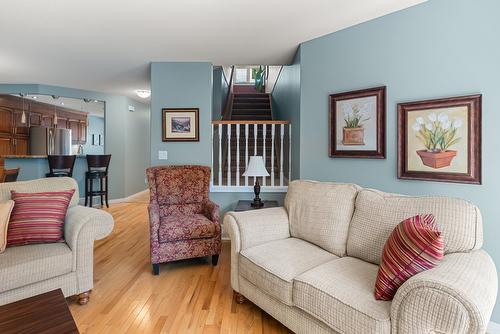 7-1645 Ufton Court, Kelowna, BC - Indoor Photo Showing Living Room