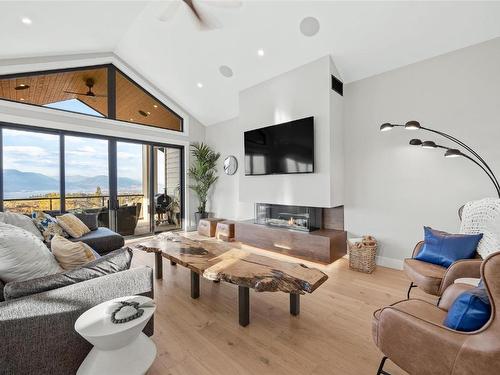 1562 Antler Court, Kelowna, BC - Indoor Photo Showing Living Room