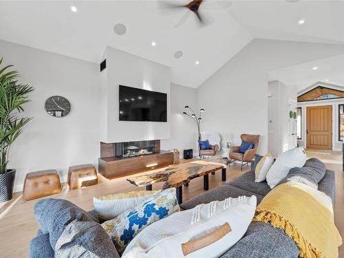 1562 Antler Court, Kelowna, BC - Indoor Photo Showing Living Room