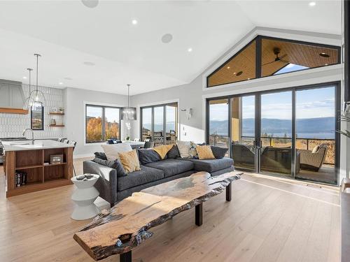 1562 Antler Court, Kelowna, BC - Indoor Photo Showing Living Room