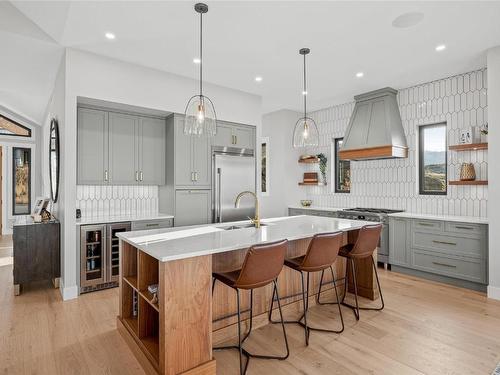 1562 Antler Court, Kelowna, BC - Indoor Photo Showing Kitchen With Upgraded Kitchen