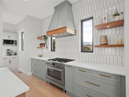 1562 Antler Court, Kelowna, BC - Indoor Photo Showing Kitchen