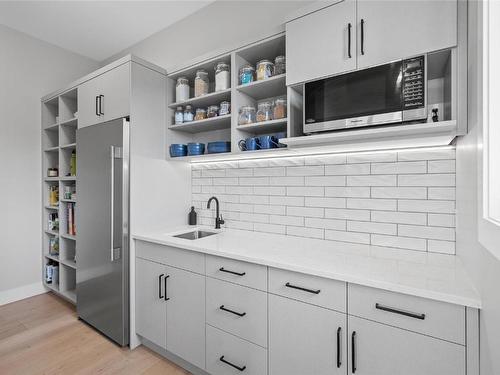 1562 Antler Court, Kelowna, BC - Indoor Photo Showing Kitchen