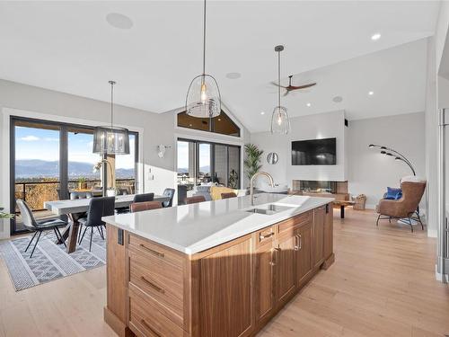 1562 Antler Court, Kelowna, BC - Indoor Photo Showing Kitchen With Upgraded Kitchen