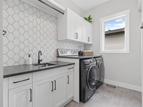 1562 Antler Court, Kelowna, BC - Indoor Photo Showing Laundry Room