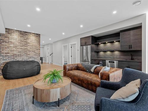 1562 Antler Court, Kelowna, BC - Indoor Photo Showing Living Room