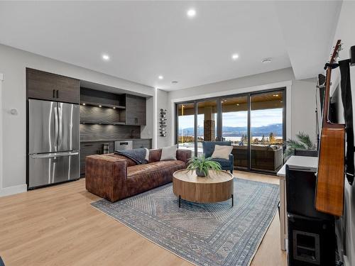 1562 Antler Court, Kelowna, BC - Indoor Photo Showing Living Room