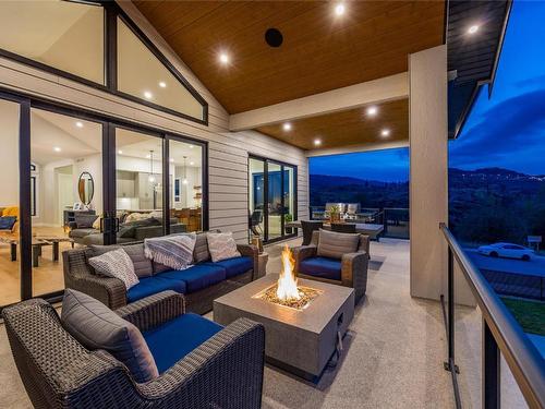 1562 Antler Court, Kelowna, BC - Indoor Photo Showing Living Room