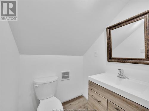1548 Moy Avenue, Windsor, ON - Indoor Photo Showing Bathroom