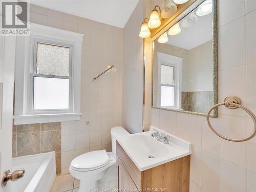 1548 Moy Avenue, Windsor, ON - Indoor Photo Showing Bathroom