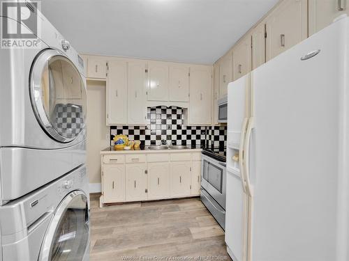 1548 Moy Avenue, Windsor, ON - Indoor Photo Showing Laundry Room