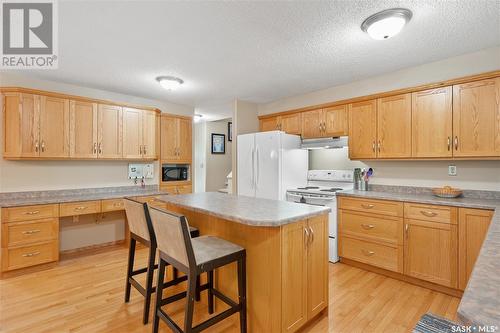 207 Lakeshore Place, Saskatoon, SK - Indoor Photo Showing Kitchen