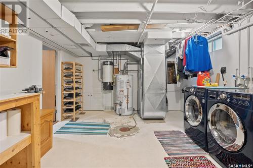 207 Lakeshore Place, Saskatoon, SK - Indoor Photo Showing Laundry Room