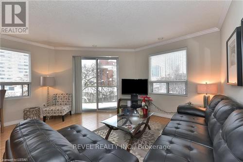 Lots of natural light - 402 - 435 Colborne Street, London, ON - Indoor Photo Showing Living Room